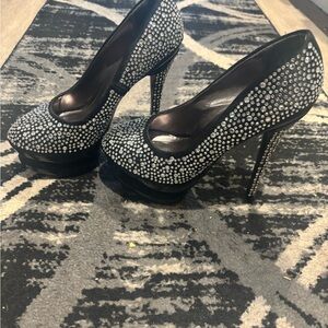Shi by Journey Elegant Black and Silver Women's Heels